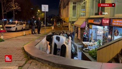 Beylikdüzü’nde el freni çekilmeyen araç kafenin bahçesine devrildi