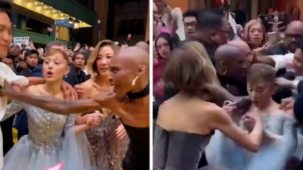 Ariana Grande es "atacada" por un fan en premiere de Wicked en Singapur