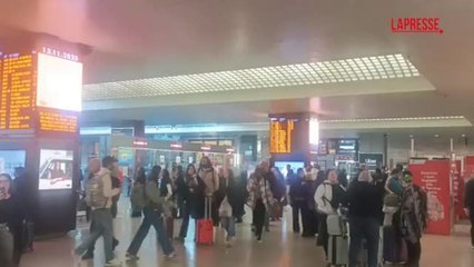 Ritardi al sistema ferroviario, caos alla stazione di Roma Termini: le immagini dei viaggiatori bloccati