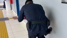 Ce policier entre dans cette salle de classe pour une raison inattendue