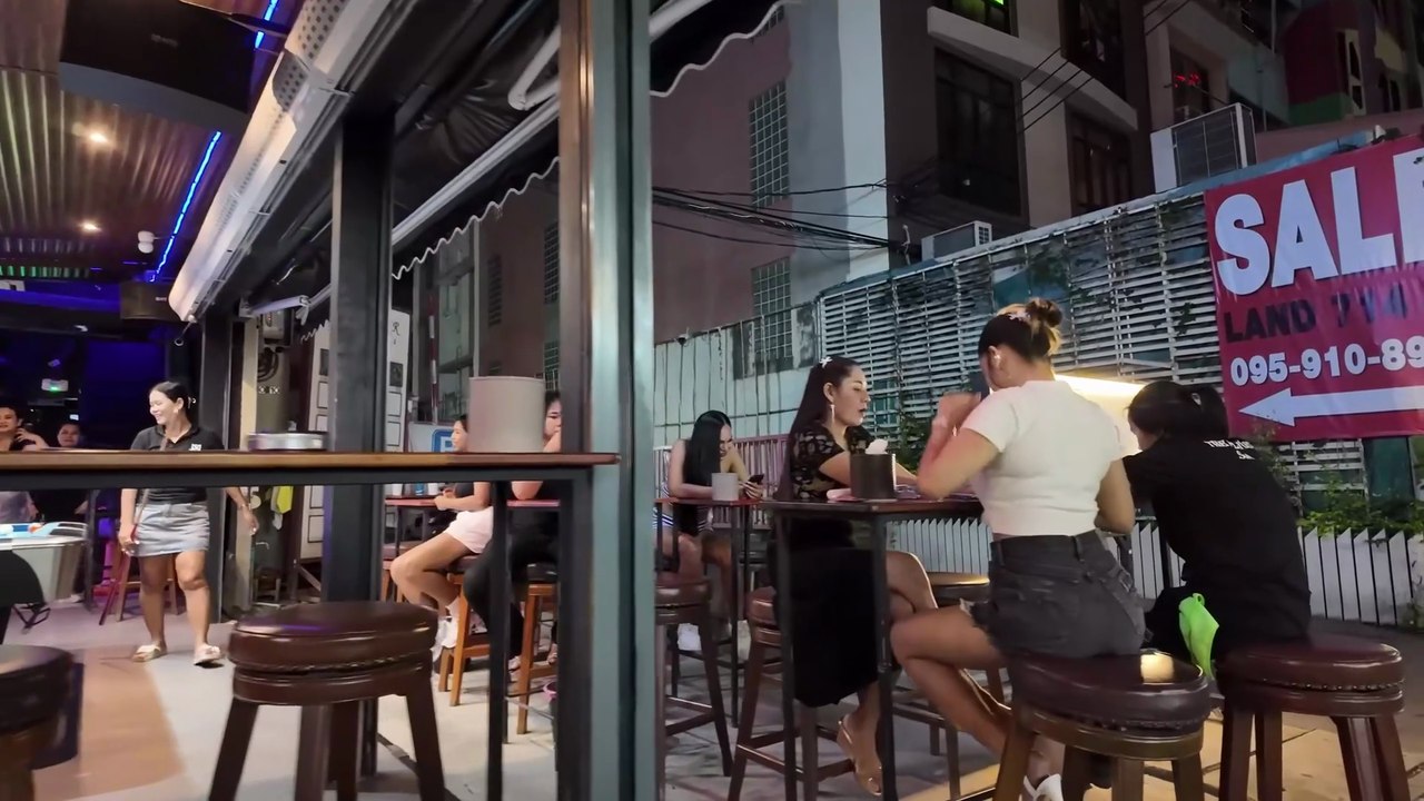 Bangkok Nightlife 2025 | NANA Plaza to Soi 8 (Sukhumvit Walking Tour)