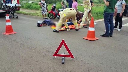 Mulher é socorrida após acidente na esquina da UPA Veneza