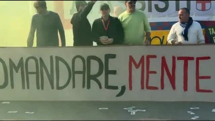 Bologna, la protesta dei tassisti all'assemblea dell'Anci: «Non si può avere Uber come partner ufficiale dell'evento»