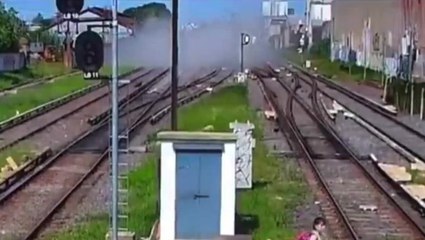 Argentina trail derailment which injured 19 caught on camera