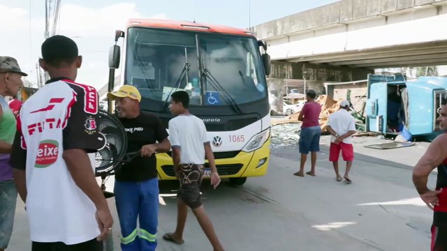 Motorista de Caminhão Perde Controle e Causa Caos no Trânsito em Olinda: Imagens Surpreendentes Capturadas por Câmera de Segurança
