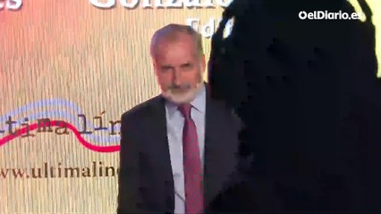 Luis Rubiales es atacado con huevos durante la presentación de su libro