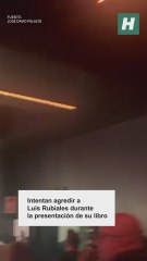 Intentan agredir a Luis Rubiales durante la presentación de su libro