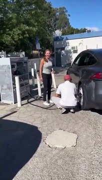 Ces débiles veulent regonfler les pneus d'une Tesla avec du propane