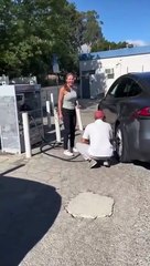 Ces débiles veulent regonfler les pneus d'une Tesla avec du propane