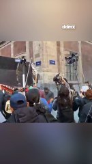 Inicia protesta de la CNTE en el Zócalo, intentan tumbar vallas