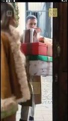 Dinero, Armas y Feliz Navidad en Español