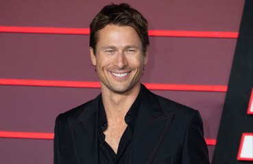 Glen Powell ha hecho un esfuerzo concertado por mantenerse 'con los pies en la tierra'