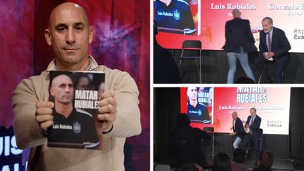 Luis Rubiales es atacado a huevazos en plena presentación de su libro; así reacciona
