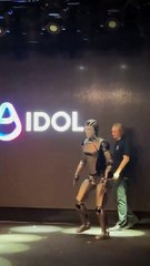 El Fallido Debut de AIdol: El Primer Robot Humanoide Ruso Cae al Suelo en Segundos y se Vuelve Viral
