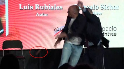 El tío de Luis Rubiales le lanza varios huevos durante la presentación de su libro