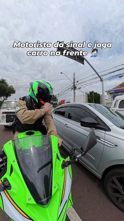 Policial militar de moto grava "fechada" no trânsito em Curitiba e vídeo divide opiniões