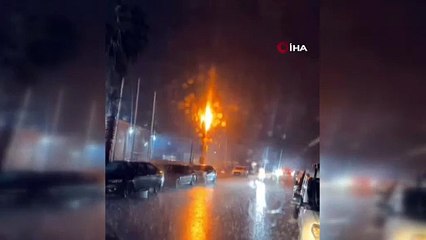 Adana'da sağanak yağışın etkili olduğu bölgeye peş peşe yıldırım düştü! Ağaç alev aldı