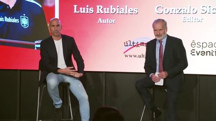 Luis Rubiales sofre tentativa de agressão com ovos 🥚