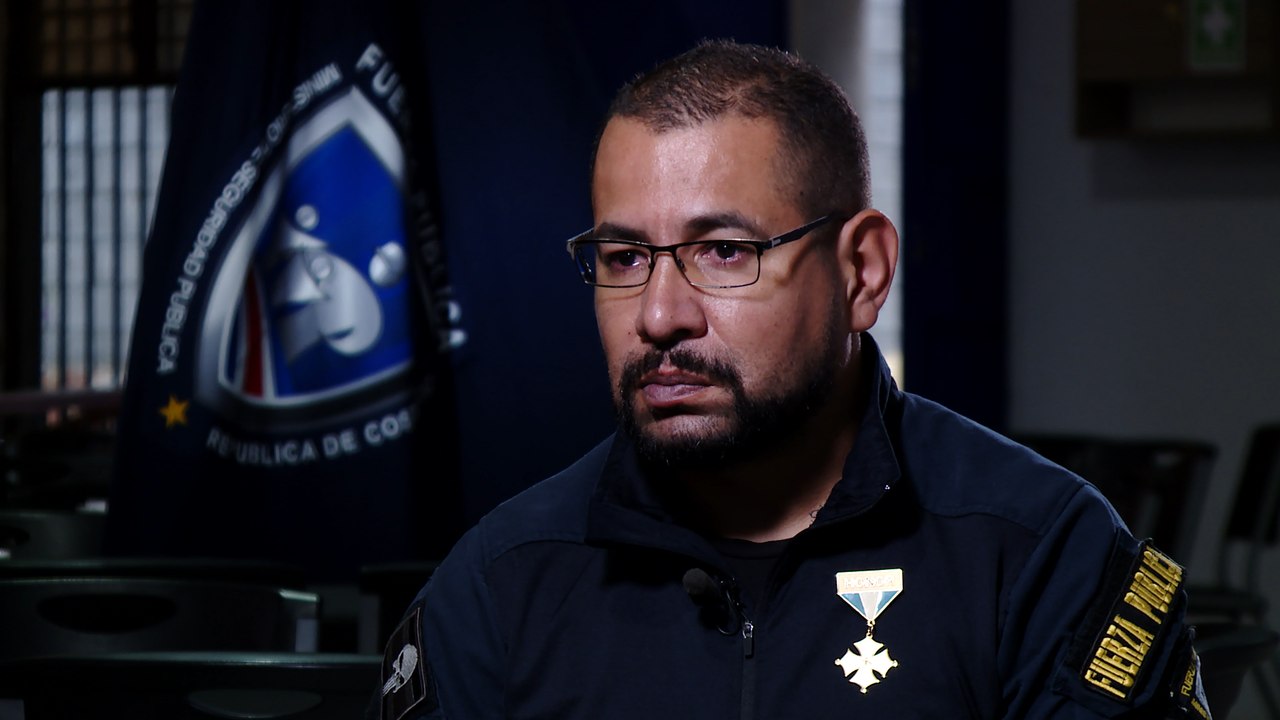 Policía que rescató a bebé de basurero sueña con verlo crecer y sentarse juntos a comer helado