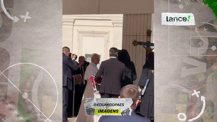 Papa recebe camisa do Fluminense de Eduardo Paes e presidente da Câmara do Rio