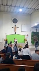 ¡Asalto en plena misa! Ladrones armados entran a una iglesia