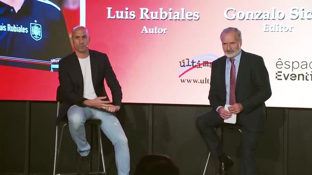 Luis Rubiales, atacado a huevazos durante la presentación de su libro