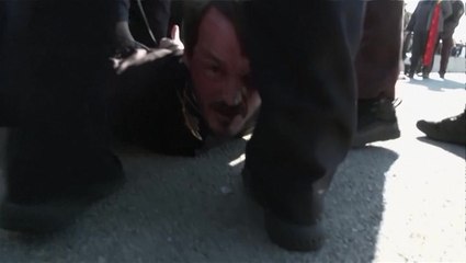 Chaos ensues outside Broadview ICE facility as police wrangle up unruly anti-ICE protestors