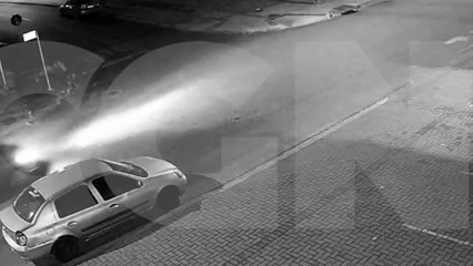 Batida entre carro e moto na Rua Rio da Paz é flagrada por câmera de segurança