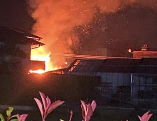 A fuoco una casa e un magazzino: il pauroso incendio sulla strada per Appiano: non ci sono feriti