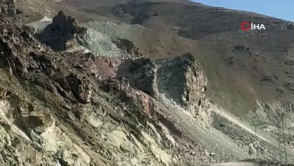 Erzincan'da tehlike oluşturan kayalar dinamit patlatılarak temizlendi