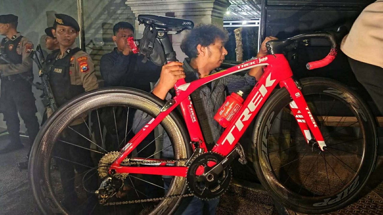 KPK Geledah Rumah Mewah di Kota Madiun, Segel Rubicon, BMW, dan Puluhan Sepeda Premium
