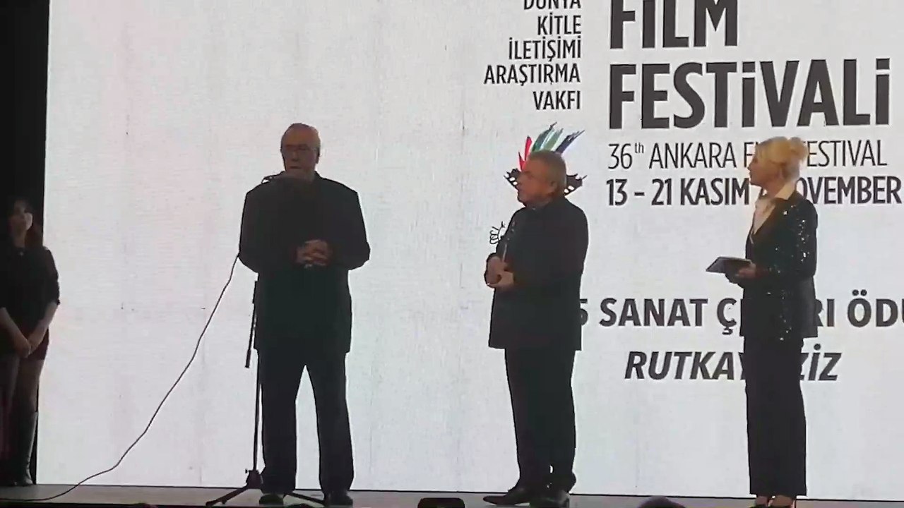 Rutkay Aziz'in ''mutsuz bir ülkede ben niye mutlu olayım ki'' dedi herkes ayakta alkışladı