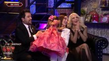 Le regalan su primer muñeca a Raquel Martínez