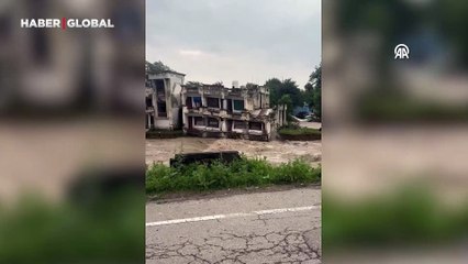 Hindistan'da sel esnasında tahliye edilen binanın yıkıldığı anlar kamerada