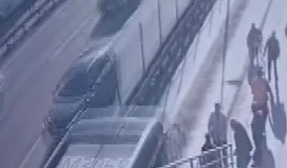 Cevizlibağ'da metrobüsün çarptığı engelli yolcu hayatını kaybetti; kaza kamerada