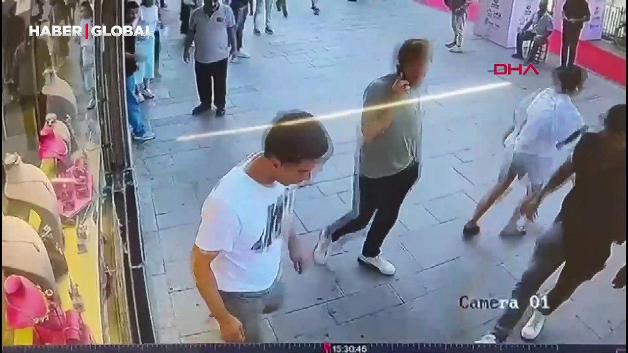 Fatih’te 'Muhtar' isimli kedi, sahipli köpeğe saldırdı o anlar kahkahaya boğdu