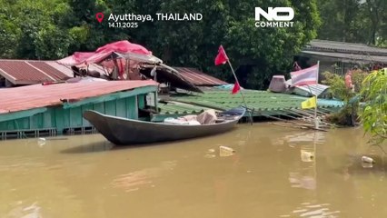 Inondations : un Thaïlandais contraint de vivre sur son toit pendant des semaines
