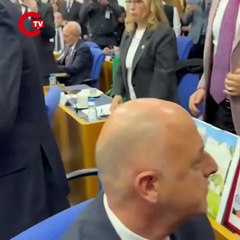 Bakan Mehmet Nuri Ersoy el sıkışmak için muhalefet sıralarını dolaşırken, CHP’li Tahsin Ocaklı “Siz yangından sorumlusunuz Sayın Bakan” diye tepki gösterdi. İYİ Partili Rıdvan Uz “Sıkmam ben bu adamın elini” dedi