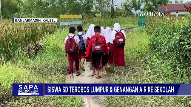 Siswa SD di Banjarmasin Terobos Lumpur & Genangan Air untuk Sampai ke Sekolah | SAPA SIANG