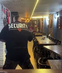 Sosyal medya fenomeni çalışanını beyzbol sopasıyla dövdü!