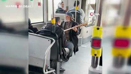 İETT otobüsünde bir anda sazını çıkarıp türkü söyleyen vatandaş yolcuları şaşırttı