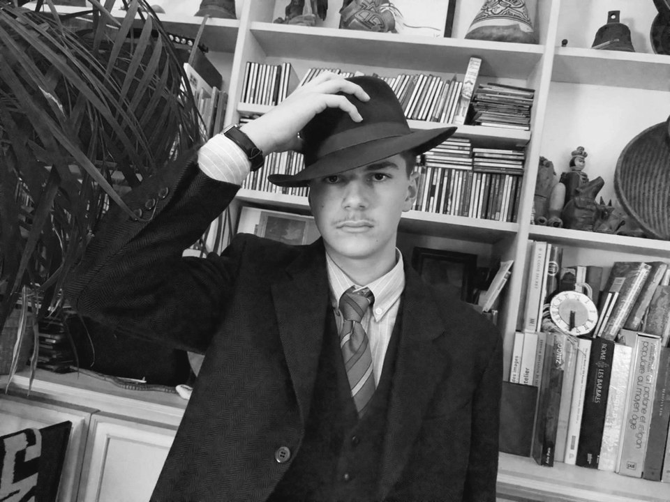 Le french detective du Louvre est Pedro Elias de Rambouillet