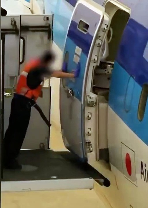 The final checks before closing an aircraft door. ✈️