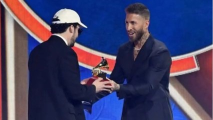 Sergio Ramos sorprende como la estrella invitada de los Latin Grammy y corona a su amigo Bad Bunny