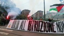 Milano, il corteo degli studenti: 