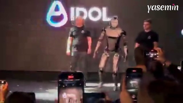 Rusya'nın ilk yapay zeka destekli robotu AIDOL, tanıtım etkinliğinde yere kapaklandı!