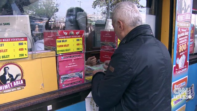 Milli Piyango yılbaşı biletleri için tarihi Nimet Abla gişesi önünde yoğunluk oluştu