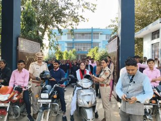 सड़क सुरक्षा और साइबर क्राइम की दी जानकारी