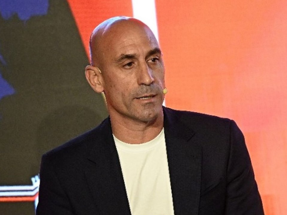 Luis Rubiales wird bei seiner Buchvorstellung mit Eiern beworfen