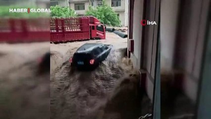 Çin'in Guizhou eyaletinde sel arabaları böyle yuttu